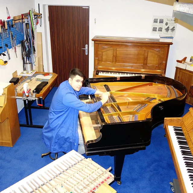Klavierhaus Kamran - Ansicht: Werktstatt, beim Klavier stimmen