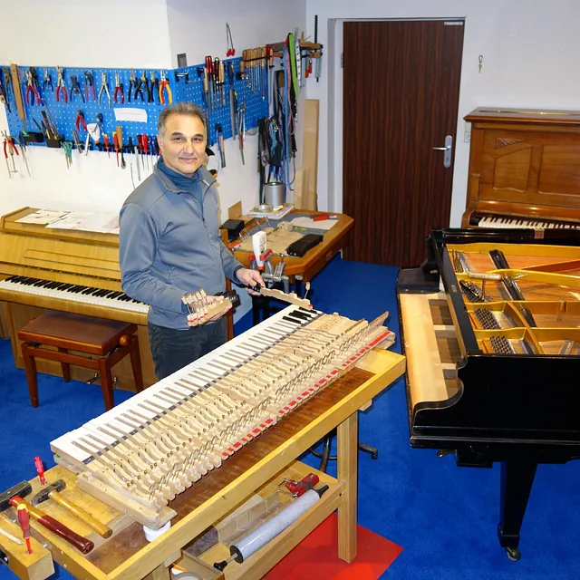 Klavierhaus Kamran - Ansicht: Werktstatt, beim Klavier stimmen